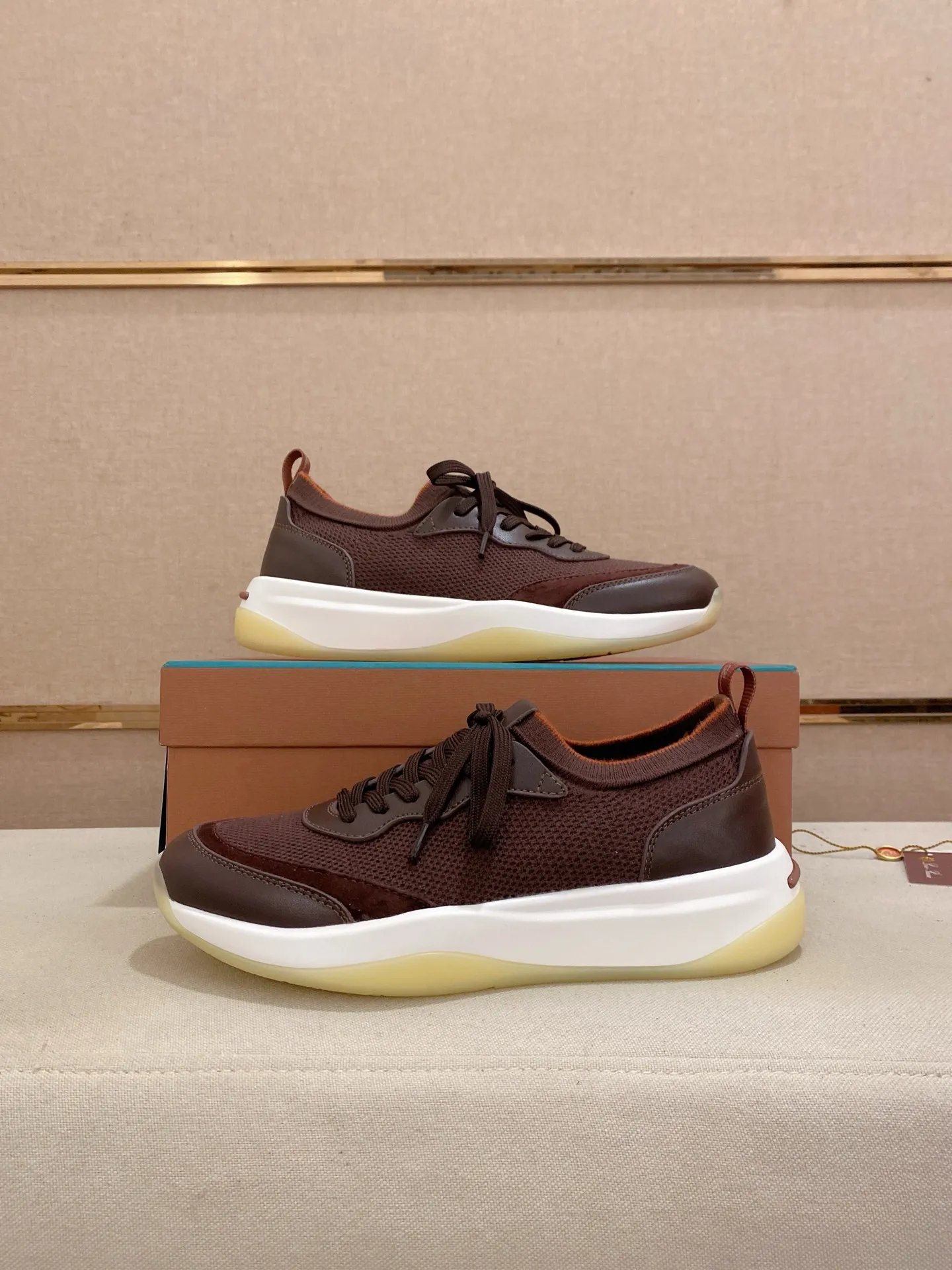 Men's shoes💰: 540💰🔥𝐥𝐨𝐫𝐨 𝐏𝐢𝐚𝐧𝐚 lp classic loafers, an Italian treasure brand, the only brand that can match Hermès! Only after wearing it do we realize that we can’t live up to our feet. The upper is made of imported first-layer cowhide with breathable fly-knit fabric, water-dyed cowhide foot pads, and the official original glass rubber outsole and pendant. Exclusive original packaging (tag ➕ brand paper ➕ outer box ➕ hand bag) code number: 38-44. Can be customized 45-46